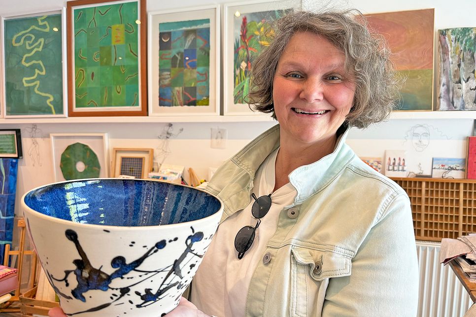 Stefani Rautenberg zeigt mit weiteren Künstlern auf Hof Breitenstein, Gemeinde Grebin, ihr uraltes Keramik-Handwerk in der Praxis.