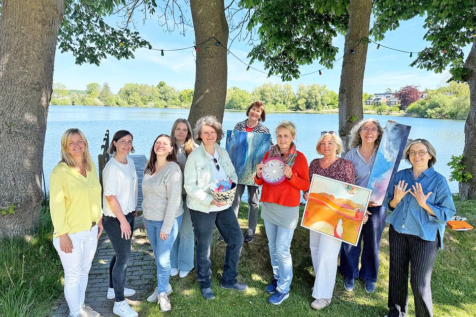 Die Organisatoren der Tourismuszentrale Holsteinische Schweiz (TZHS) und Stellvertreter der vielen Teilnehmer in der Region werben für das Aktionswochenende: (v. l.) die Vertreterinnen der TZHS Geschäftsführerin Caroline Backmann, Projektkoordinatorin Friederike Andresen, Teamleiterin Pia Krühner sowie Praktikantin Emma Moor, Keramikerin Stefani Rautenberg von Hof Breitenstein (Grebin), Künstlerin Renate Lübcke, Leiterin der seit 35 Jahren bestehenden Malschule Bosau, Mosaikkünstlerin Sabine Könneker, Atelier am Schöhsee, Plön, Susann Kasten-Jerke, Galery Sukaart, Ascheberg, Barbara Wolf, Atelier am Plöner Appelwarder und Goldschmiedin Stefanie Kraemer, Auestraße 3a in Eutin.