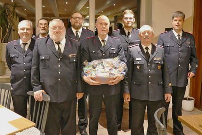 Das Gruppenfoto der Geehrten: v.li. Frank Weber, Detlef Schiele, Heinz Kramer, Patrick Gruhlke, Helmut Sönnichsen, Noah Meyer, Gemeindewehrführer Andreas Riemke und Ortswehrführer Sven Witt.