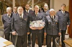 Das Gruppenfoto der Geehrten: v.li. Frank Weber, Detlef Schiele, Heinz Kramer, Patrick Gruhlke, Helmut Sönnichsen, Noah Meyer, Gemeindewehrführer Andreas Riemke und Ortswehrführer Sven Witt.