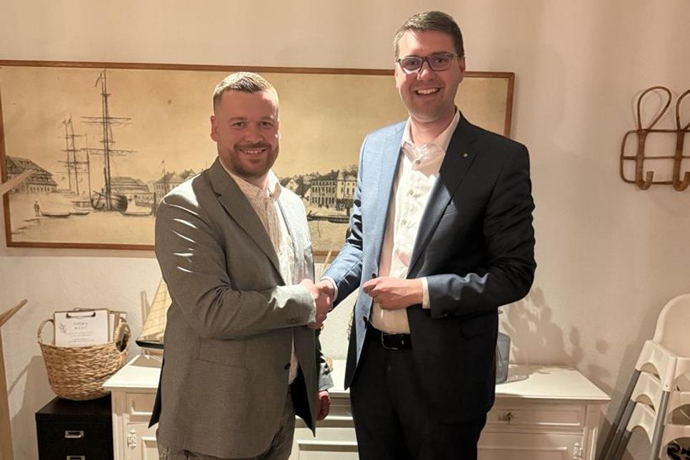 Der CDU-Bundestagsabgeordnete und Kreisvorsitzende der CDU Ostholstein, Sebastian Schmidt (re.), gehörte zu den ersten Gratulanten des neuen 1. Vorsitzenden Patrick Marggraf.