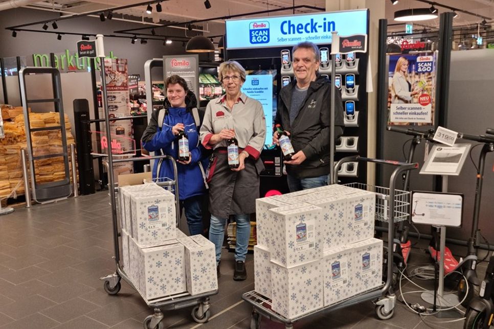 famila-Mitarbeiterin Ingeborg Munker (Mitte) übergibt die Punschspende an Bianca Peemöller und Thomas Schwarz. (Foto: Stadtmarketing)