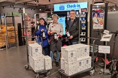 famila-Mitarbeiterin Ingeborg Munker (Mitte) übergibt die Punschspende an Bianca Peemöller und Thomas Schwarz. (Foto: Stadtmarketing)