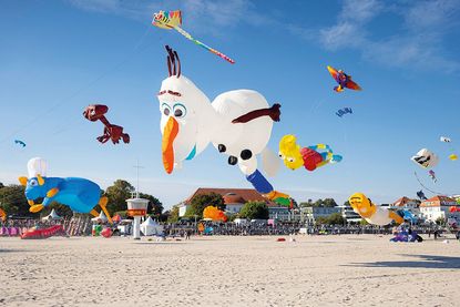„Vom Winde verweht“: Großes Herbstdrachenfest vom 1. bis 4. Oktober in Travemünde