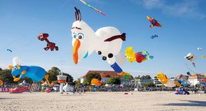 „Vom Winde verweht“: Großes Herbstdrachenfest vom 1. bis 4. Oktober in Travemünde