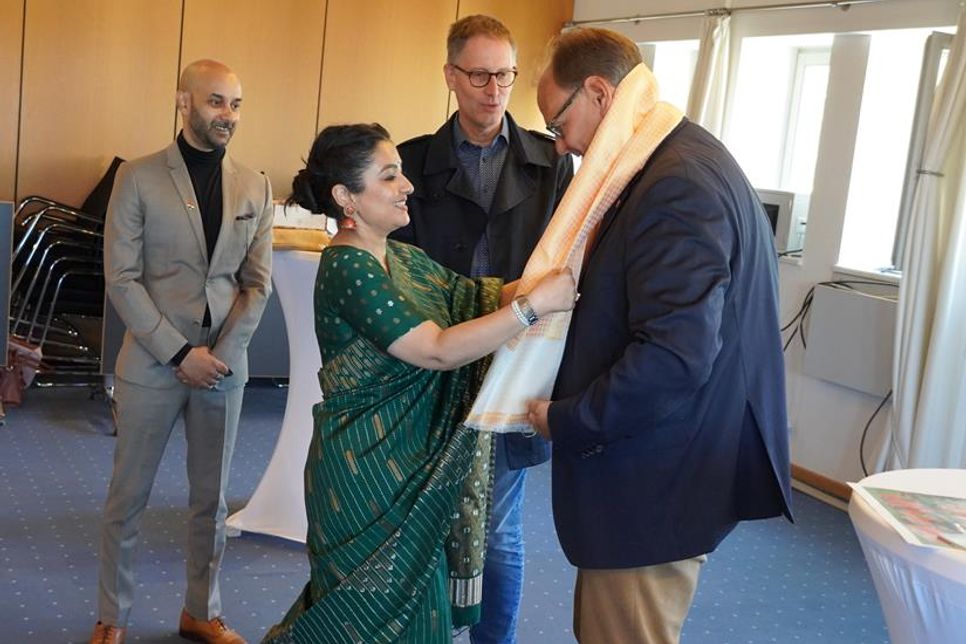 Freundschaftsgeschenke aus Indien für den Bürgermeister.
