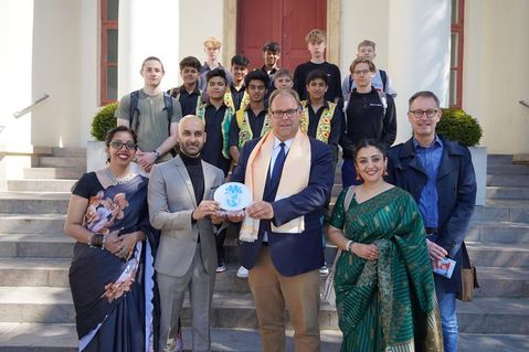 Gastgeber Bürgermeister Mirko Spieckermann (Mi.) präsentierte sich mit den Besuchern und dem stellvertretenden Schulleiter des KGN, Ralf Hübner (re.), auf der Rathaustreppe.