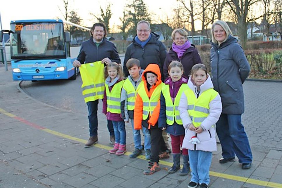 Sichtbar sein im Straßenverkehr: Timo Glock (Förderverein), Lutz Schlünsen (Schulverband), Liv Tümmler (Direktorin der Grundschule an den Salzwiesen) und Heidi Bossy (Förderverein) überreichten die gelben Warnwesten an die Schulkinder.