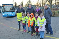 Sichtbar sein im Straßenverkehr: Timo Glock (Förderverein), Lutz Schlünsen (Schulverband), Liv Tümmler (Direktorin der Grundschule an den Salzwiesen) und Heidi Bossy (Förderverein) überreichten die gelben Warnwesten an die Schulkinder.