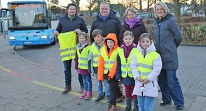 Sichtbar sein im Straßenverkehr: Timo Glock (Förderverein), Lutz Schlünsen (Schulverband), Liv Tümmler (Direktorin der Grundschule an den Salzwiesen) und Heidi Bossy (Förderverein) überreichten die gelben Warnwesten an die Schulkinder.