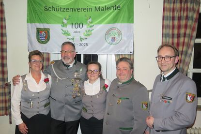 Der Vorstand der Malenter Schützen im Jubiläumsjahr: Simona Klupp (Schatzmeisterin), Marc Miltzow (1. Vorsitzender), Franziska Burger (2. Vorsitzende), Tobias Triltsch (3. Vorsitzender) und Christian Schellhorn (Schriftführer).