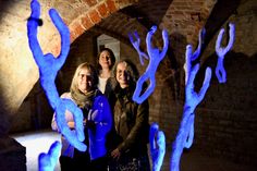 Das Bild im Kellergewölbe an einer der Installationen (später wird es komplett dunkel sein und nur die Figuren leuchten im Schwarzlicht) zeigt von links Renate Hansen, Constanze Köster und Andrea Herkelmann.