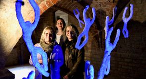 Das Bild im Kellergewölbe an einer der Installationen (später wird es komplett dunkel sein und nur die Figuren leuchten im Schwarzlicht) zeigt von links Renate Hansen, Constanze Köster und Andrea Herkelmann.