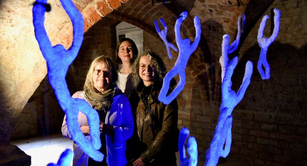 Das Bild im Kellergewölbe an einer der Installationen (später wird es komplett dunkel sein und nur die Figuren leuchten im Schwarzlicht) zeigt von links Renate Hansen, Constanze Köster und Andrea Herkelmann.