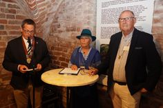 Eröffnung im Brunnenkeller mit Bürgermeister Sebastian Rieke, Vorsitzende Förderkreis Sabine Höft-Dammer und Beisitzer Förderkreis Thomas Rathje (v.lks.).