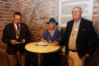 Eröffnung im Brunnenkeller mit Bürgermeister Sebastian Rieke, Vorsitzende Förderkreis Sabine Höft-Dammer und Beisitzer Förderkreis Thomas Rathje (v.lks.).