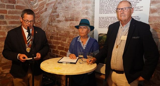 Eröffnung im Brunnenkeller mit Bürgermeister Sebastian Rieke, Vorsitzende Förderkreis Sabine Höft-Dammer und Beisitzer Förderkreis Thomas Rathje (v.lks.).