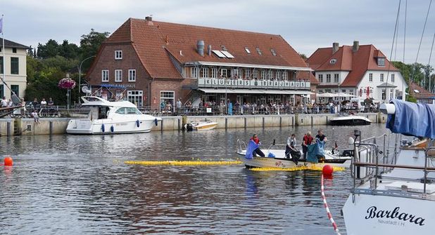 1.600 gelbe Plastikenten versuchten, ihren Besitzern tolle Preise zu bescheren.