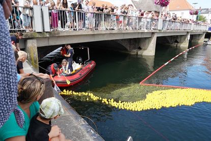 Die Enten wurden unterhalb der Brücke aus dem Wasser gefischt.