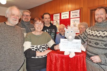 Wo Rasmus auftaucht, lächeln die Menschen, so auch bei der Übergabe des Schecks an den Kulturbund: Martin Picht, Bärbel Heise, Uwe Borchers (beide Vorstand Kulturbund), Olaf Riebe (Technik), Anita Lützel, Stefan Huß und Wolfgang Griep (Vorsitzender Kulturbund, v.re.).
