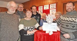 Wo Rasmus auftaucht, lächeln die Menschen, so auch bei der Übergabe des Schecks an den Kulturbund: Martin Picht, Bärbel Heise, Uwe Borchers (beide Vorstand Kulturbund), Olaf Riebe (Technik), Anita Lützel, Stefan Huß und Wolfgang Griep (Vorsitzender Kulturbund, v.re.).
