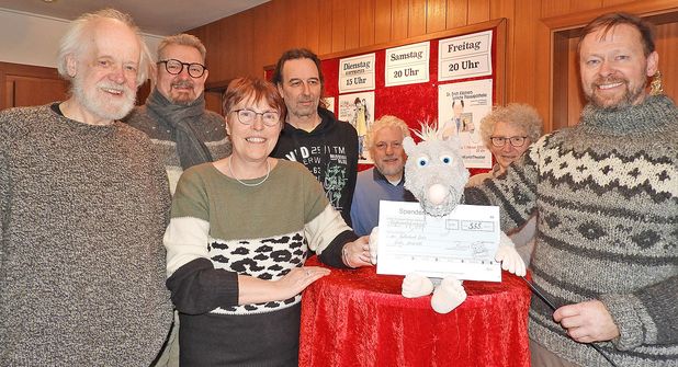 Wo Rasmus auftaucht, lächeln die Menschen, so auch bei der Übergabe des Schecks an den Kulturbund: Martin Picht, Bärbel Heise, Uwe Borchers (beide Vorstand Kulturbund), Olaf Riebe (Technik), Anita Lützel, Stefan Huß und Wolfgang Griep (Vorsitzender Kulturbund, v.re.).