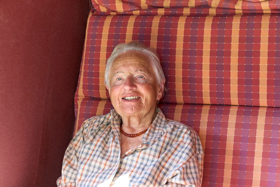 Beate Krebs genießt eine Ruhepause.