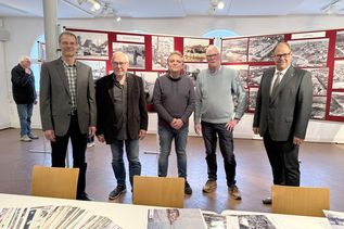 Bürgermeister Mirko Spieckermann, Uwe Muchow als 1. Vorsitzender des Museumsfördervereins, Thomas Schwarz als städtischer Fotoarchivar und Vorstandsmitglied des Museumsfördervereins, Norbert Kahl als 2. Vorsitzender des Museumsfördervereins, Dr. Frank Wilschewski als Leiter des Zeittors (v. lks.).