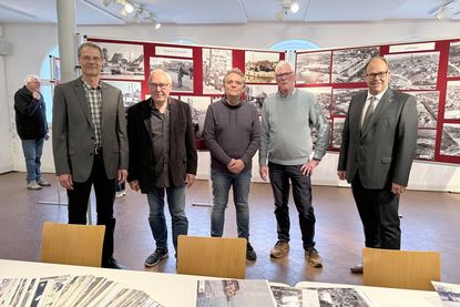 Bürgermeister Mirko Spieckermann, Uwe Muchow als 1. Vorsitzender des Museumsfördervereins, Thomas Schwarz als städtischer Fotoarchivar und Vorstandsmitglied des Museumsfördervereins, Norbert Kahl als 2. Vorsitzender des Museumsfördervereins, Dr. Frank Wilschewski als Leiter des Zeittors (v. lks.).