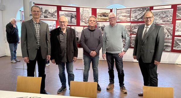 Bürgermeister Mirko Spieckermann, Uwe Muchow als 1. Vorsitzender des Museumsfördervereins, Thomas Schwarz als städtischer Fotoarchivar und Vorstandsmitglied des Museumsfördervereins, Norbert Kahl als 2. Vorsitzender des Museumsfördervereins, Dr. Frank Wilschewski als Leiter des Zeittors (v. lks.).