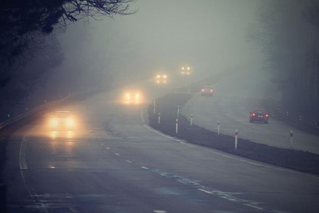 Dichter Nebel stellt hohe Anforderungen an das Verantwortungsbewusstsein der Fahrer. Neben einer besonders vorsichtigen Fahrweise gilt es auch unbedingt alle Lichtquellen des Autos zu kennen und bei Bedarf zu nutzen.