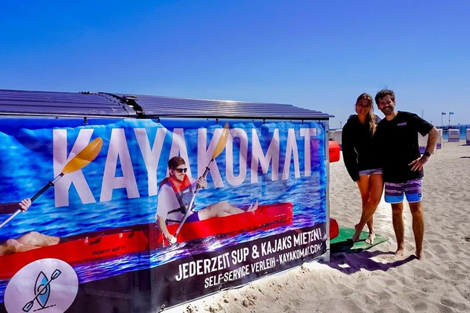 Der „Kayakomat“ steht circa 100 Meter rechts von der Seebrücke. Die begeisterten Wassersportler und Betreiber Jelena und Julian Schildknecht wollen den Menschen spontane Paddeltouren auf der Ostsee ermöglichen.