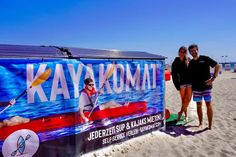 Der „Kayakomat“ steht circa 100 Meter rechts von der Seebrücke. Die begeisterten Wassersportler und Betreiber Jelena und Julian Schildknecht wollen den Menschen spontane Paddeltouren auf der Ostsee ermöglichen.