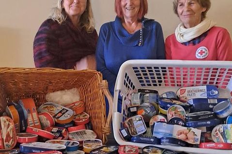 Michaela Howitt (Vorsitzende des DRK Ortsvereins), Gabriela Nellies (Mitarbeiterin bei der Tafel) und Ursula Friess (DRK Mitglied) mit den Spieleinsätzen.