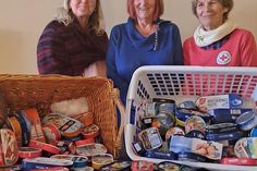 Michaela Howitt (Vorsitzende des DRK Ortsvereins), Gabriela Nellies (Mitarbeiterin bei der Tafel) und Ursula Friess (DRK Mitglied) mit den Spieleinsätzen.