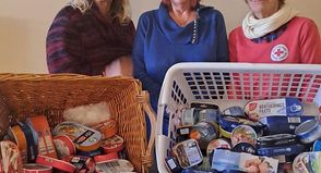 Michaela Howitt (Vorsitzende des DRK Ortsvereins), Gabriela Nellies (Mitarbeiterin bei der Tafel) und Ursula Friess (DRK Mitglied) mit den Spieleinsätzen.