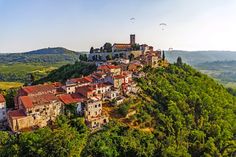 Blick auf die romantische Stadt Motuvun, ein Logenplatz auf 280 Metern Höhe.