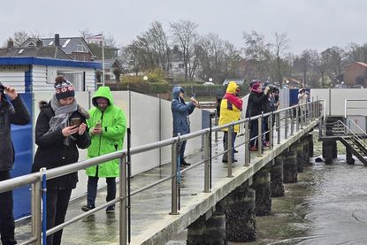 Warm eingepackt verfolgen viele Zuschauer das Spektakel.