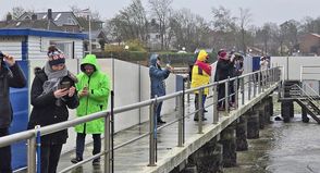 Warm eingepackt verfolgen viele Zuschauer das Spektakel.