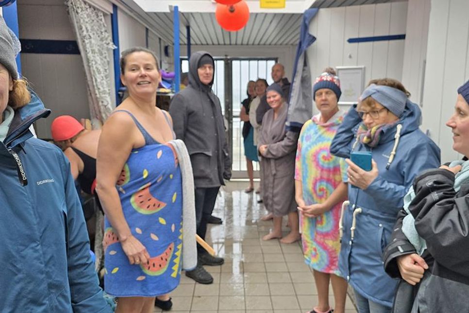Zehn Schwimmerinnen und Schwimmer wagten sich ins kühle Nass.