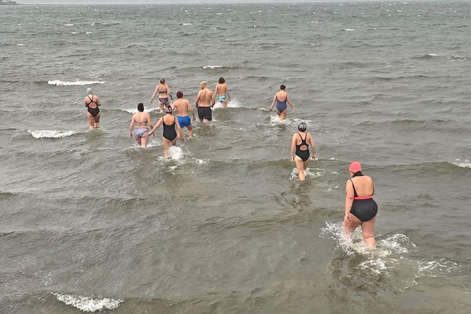 Mutigen Schrittes stapfen die Neujahrsschwimmer voran.