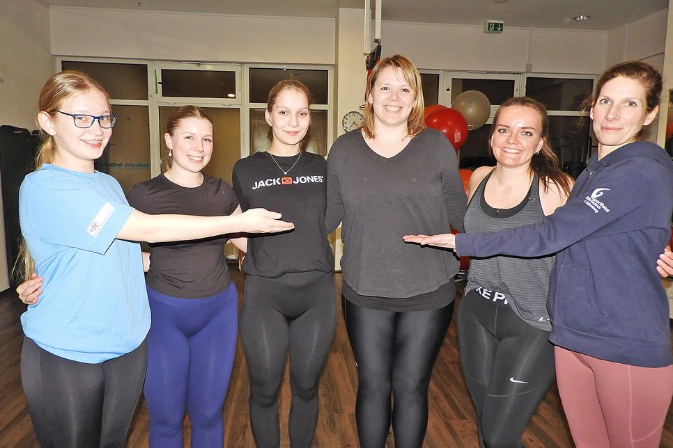Vor die glanzvollen Auftritte während der Session haben die Gesetze des Karnevals ein hartes Training gestellt. Das weiß niemand besser als Alexandra Fey, die als Trainerin der Prinzengarde dafür sorgt, dass der Name der Karnevalsgesellschaft Blau-Weiß Plön in der Region einen klangvollen Namen hat. Seit 30 Jahren ist die Malenterin dem Verein treu und in diesem Jahr repräsentiert sie „ihren“ Blau-Weiß als Prinzessin.