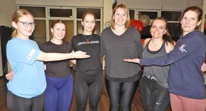 Vor die glanzvollen Auftritte während der Session haben die Gesetze des Karnevals ein hartes Training gestellt. Das weiß niemand besser als Alexandra Fey, die als Trainerin der Prinzengarde dafür sorgt, dass der Name der Karnevalsgesellschaft Blau-Weiß Plön in der Region einen klangvollen Namen hat. Seit 30 Jahren ist die Malenterin dem Verein treu und in diesem Jahr repräsentiert sie „ihren“ Blau-Weiß als Prinzessin.