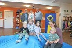 Viel Spaß auf der neuen „Abenteuer-Turnmatte“: Kinder und Erzieherin Jennifer Streuter testen die Spende des Lions Clubs. Im Hintergrund freuen sich Dr. Gerhard Wiebe (v.l.), Lena Kohlsaat und Thomas Stanisak über den gelungenen Start.
