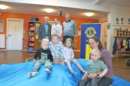 Viel Spaß auf der neuen „Abenteuer-Turnmatte“: Kinder und Erzieherin Jennifer Streuter testen die Spende des Lions Clubs. Im Hintergrund freuen sich Dr. Gerhard Wiebe (v.l.), Lena Kohlsaat und Thomas Stanisak über den gelungenen Start.