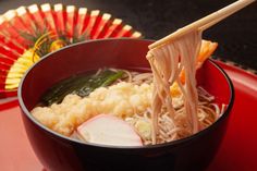 Toshikoshi Soba ist ein traditionelles Nudelgericht, das in Japan gegessen wird. Dieser Brauch soll es dem Haushalt ermöglichen, die Strapazen des Jahres hinter sich zu lassen, denn Soba-Nudeln lassen sich beim Essen leicht schneiden.