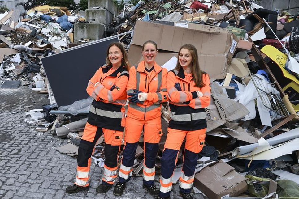 Frauen in Orange: Karrierechancen in der Abfallwirtschaft entdecken.