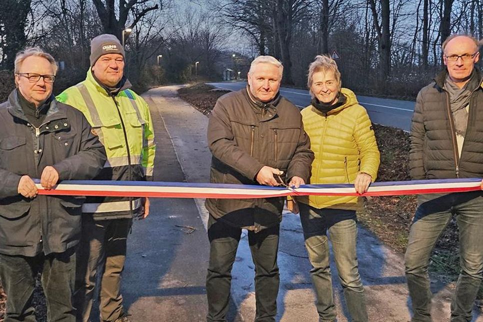 Symbolischer Scherenschnitt zur Radweg-Freigabe: (v.l.) Manfred Madroch (Projektleiter Amtsverwaltung), Lars Husfeld (Gemeindewerke Heikendorf), Bürgermeister Tade Peetz, Bürgermeisterin Hilla Mersmann, Planer Arne Levsen.