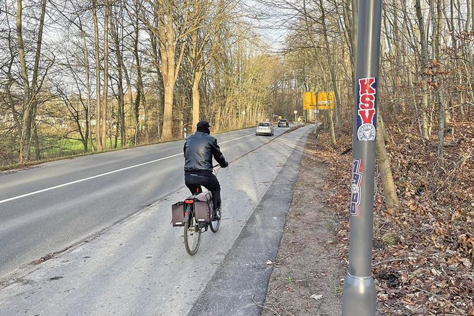 Dank Beleuchtung und verbreiterter Spur ist der Radweg deutlich sicherer geworden. Auch Fußball-Fans von Holstein Kiel mögen die neuen Lampen.