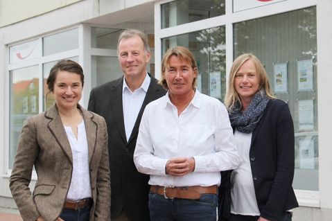 Julia Kastenhofer, Jan-Pieter Frick, Christine Frick und Maike Stölck (v. lks.) sowie Marc Peter Frick beraten Eigentümer und Kaufinteressenten an den Standorten Neustadt in Holstein, Bad Schwartau und Lübeck.
